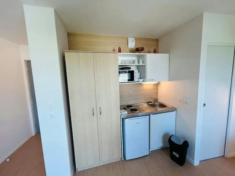 We Live In R - Suite 402 - Photo 5