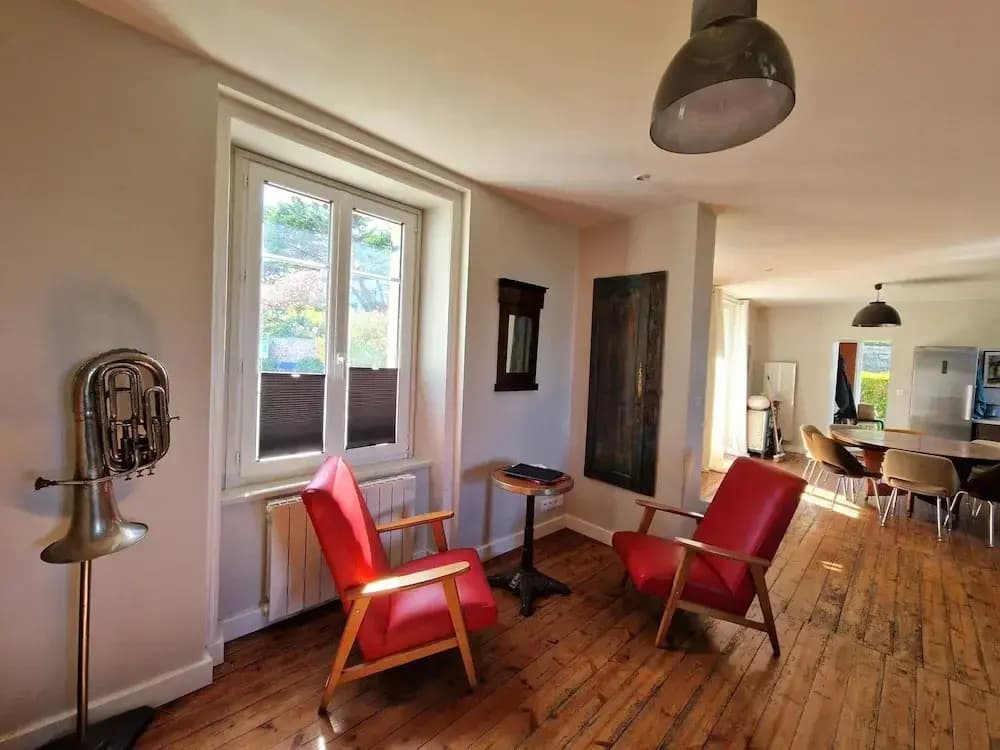 4 Family Home, Walking Distance to the Beach - Miniature 3