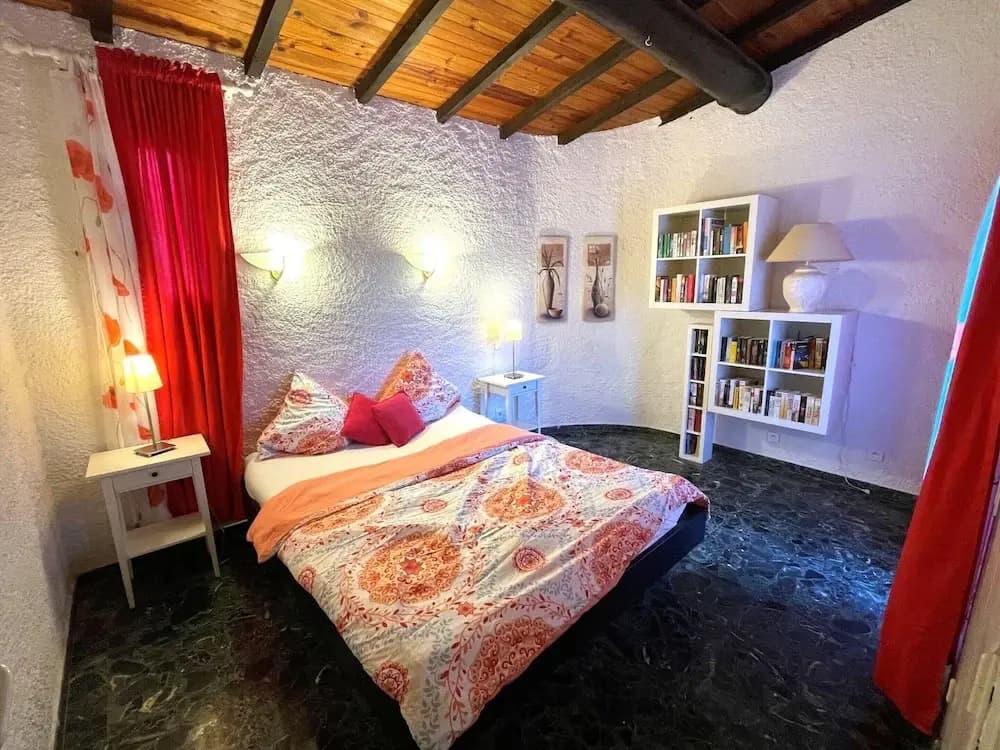 Majestic Villa in Lecci With Garden - Photo 5