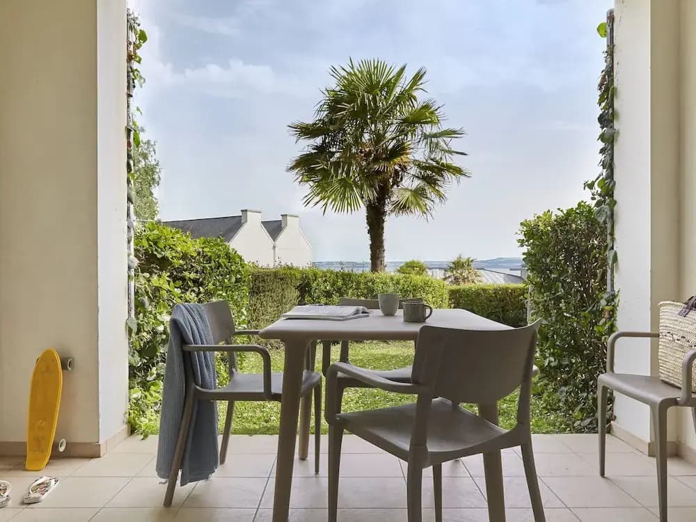 Seafront Apartment Near a Beach - Miniature 7