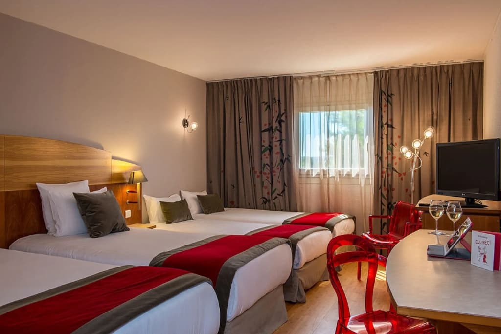 C Suites - Photo 5