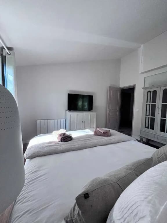 Exceptional 5 Bedroom House Near the Beach - Photo 2