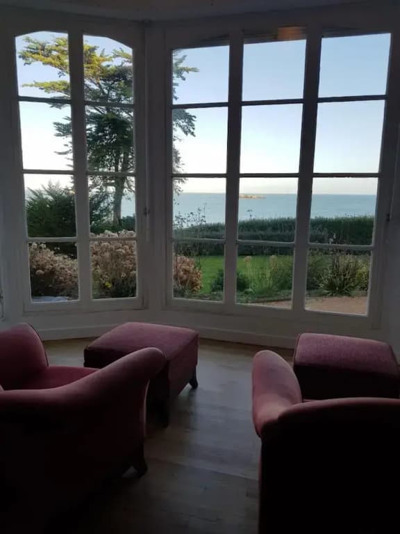 Villa With Direct Access to the Beach - Miniature 5