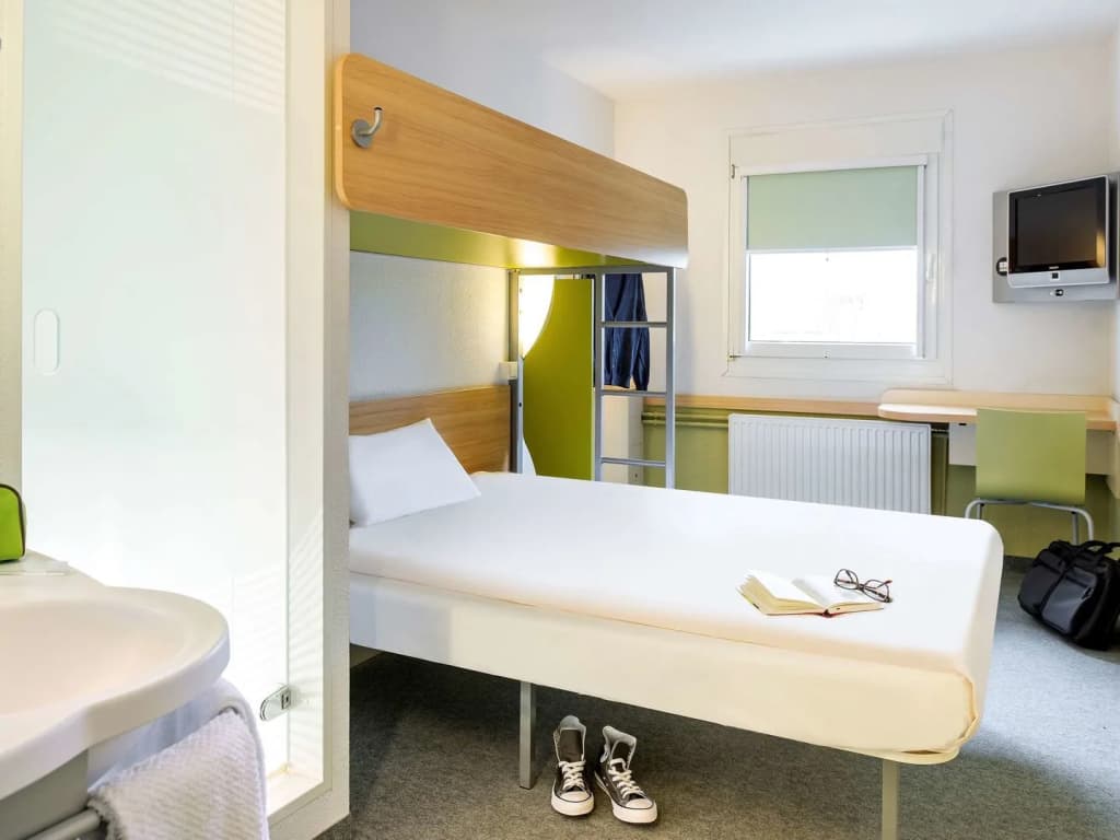 B&B HOTEL Calais Terminal Cité de l'Europe 2 étoiles - Photo 1