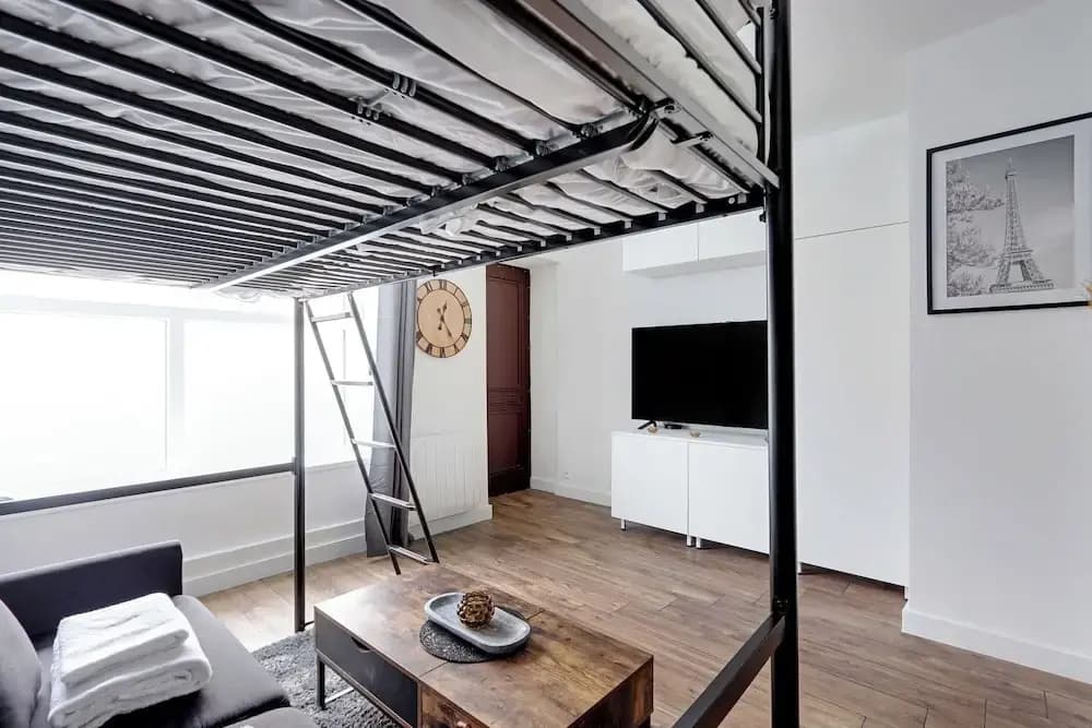 Spacious Studio in Cute Neighborhood - Photo 3