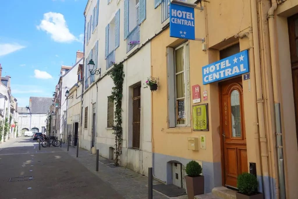Logis Hotel Central Montargis - Photo 1
