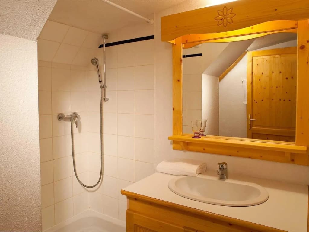 Scenic Chalet Apartment for Groups - Miniature 8