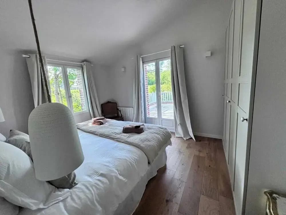 Exceptional 5 Bedroom House Near the Beach - Miniature 8