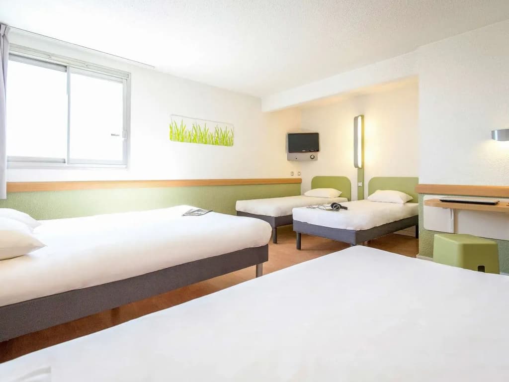 ibis budget Fréjus Saint-Raphaël Centre et Plage - Photo 2