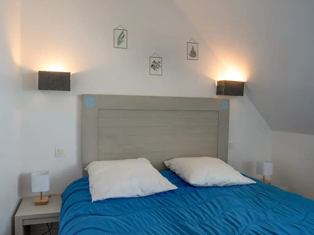 Peaceful Coastal Stay With Access to Pool - Miniature 2