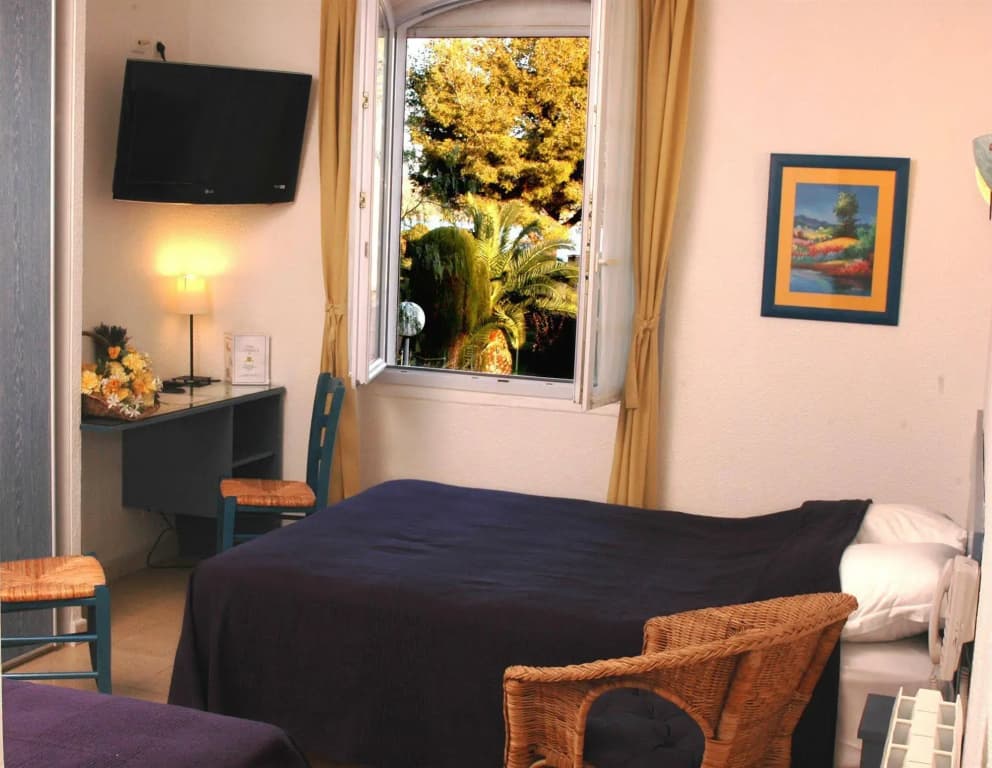 Logis Hotel l'Esterella - Photo 2