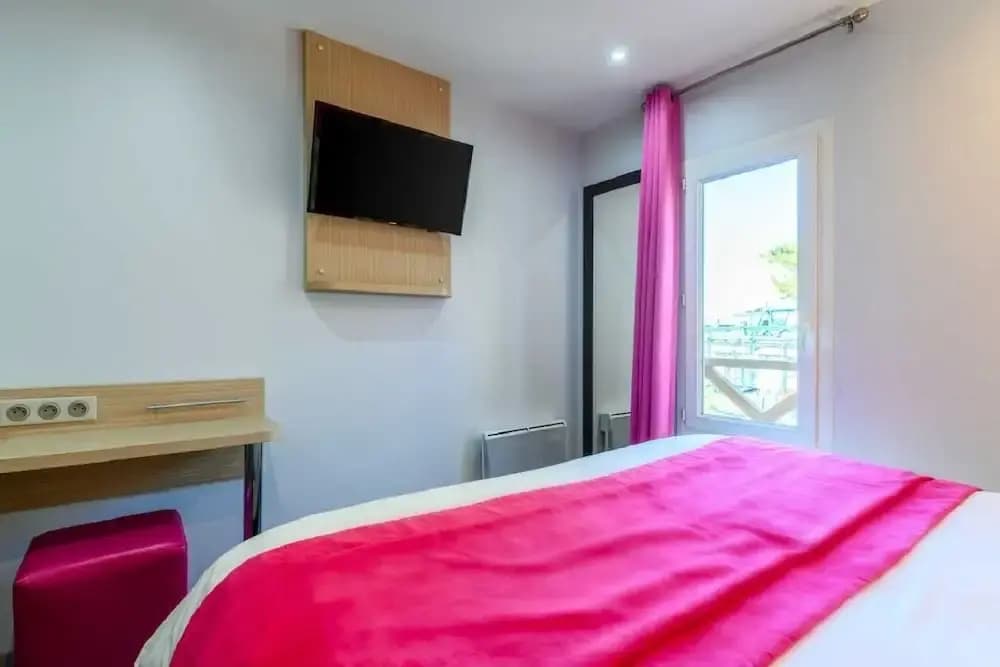 FH Confort Hôtel Orleans - Photo 2