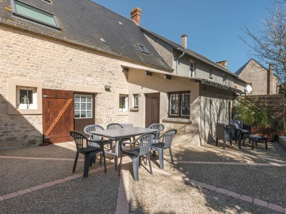 Simplistic Holiday Home in St-Laurent-sur-Mer with Terrace - Miniature 4