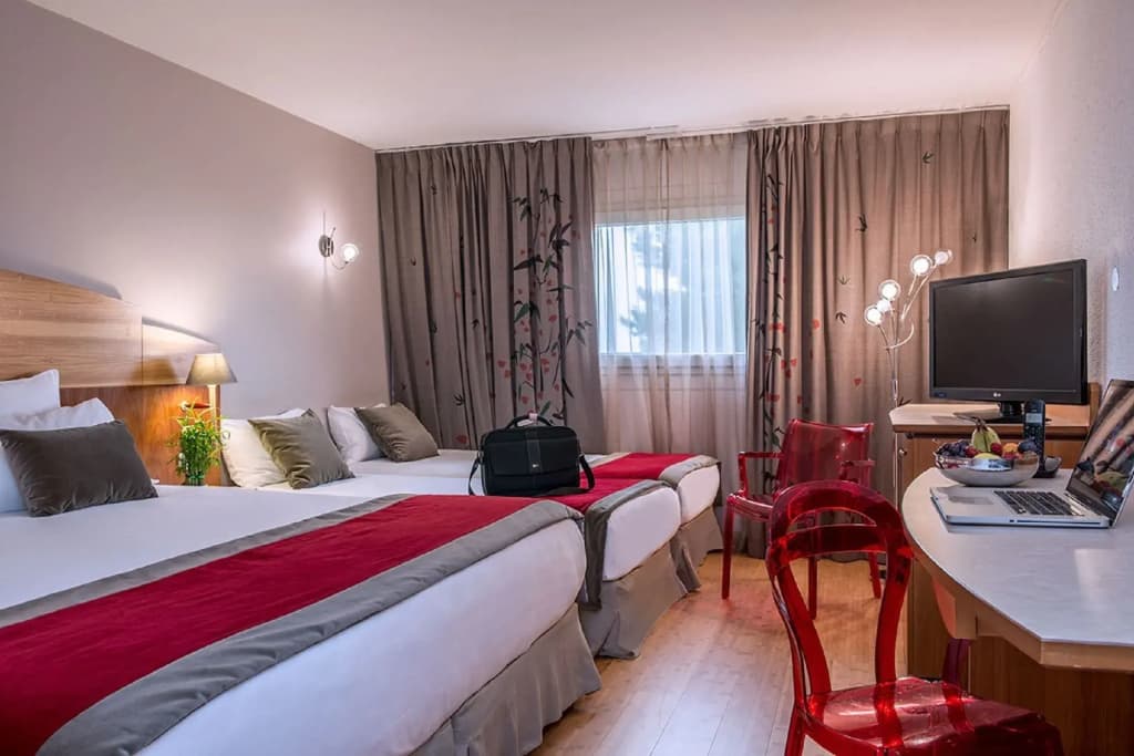 C Suites - Photo 2