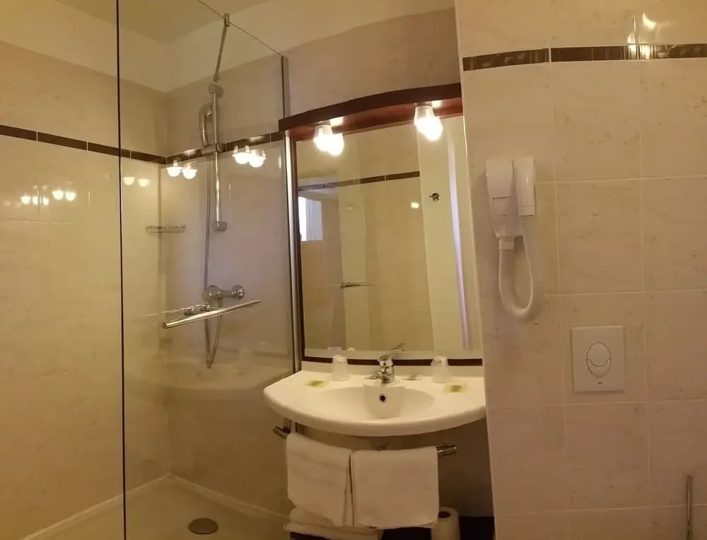 Brit Hotel Chateaudun - Miniature 8