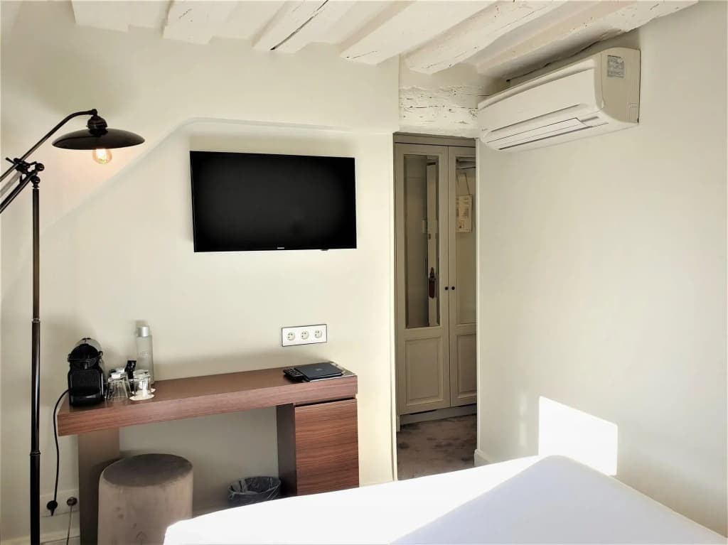 Hotel Verneuil - Photo 2