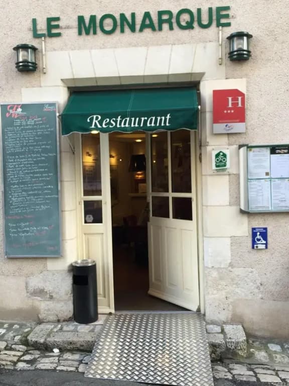 Hôtel-Restaurant Le Monarque - Photo 1