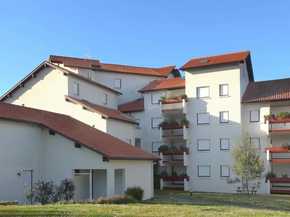 Inviting Apartment With Balcony - Photo 4