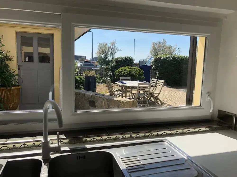 Charming Sea View Stay, 50m Close - Miniature 5