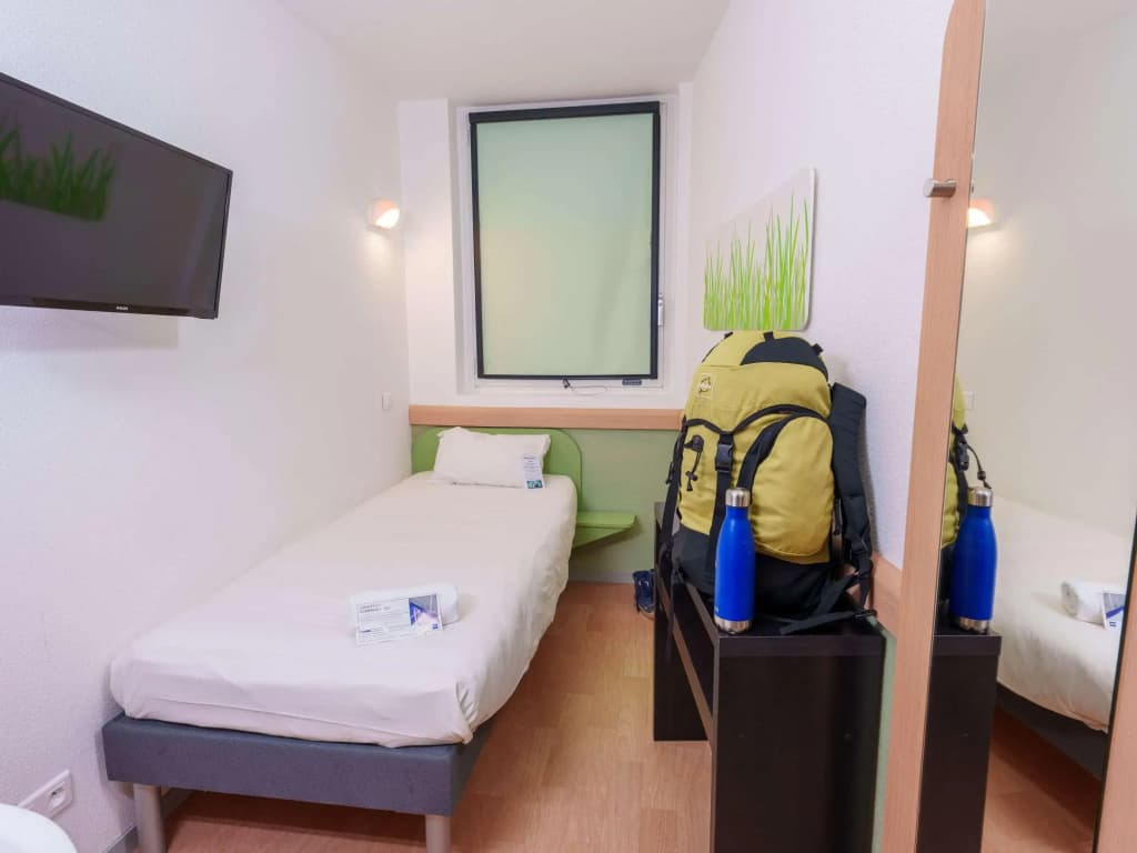 ibis budget Saint-Quentin Centre Gare - Photo 2