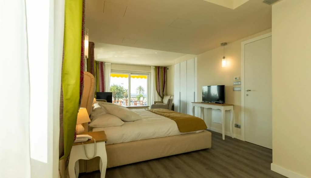 La Dolce Vita Hotel - Photo 2