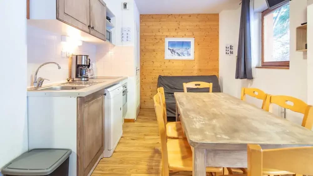 Stylish Alpine Stay for 6 Guests - Miniature 6