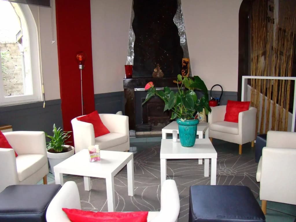 Logis Hôtel Restaurant Le Castel Fleuri - Photo 1