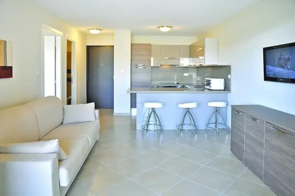 Garden-side Apartment in Salina Bay - Photo 5