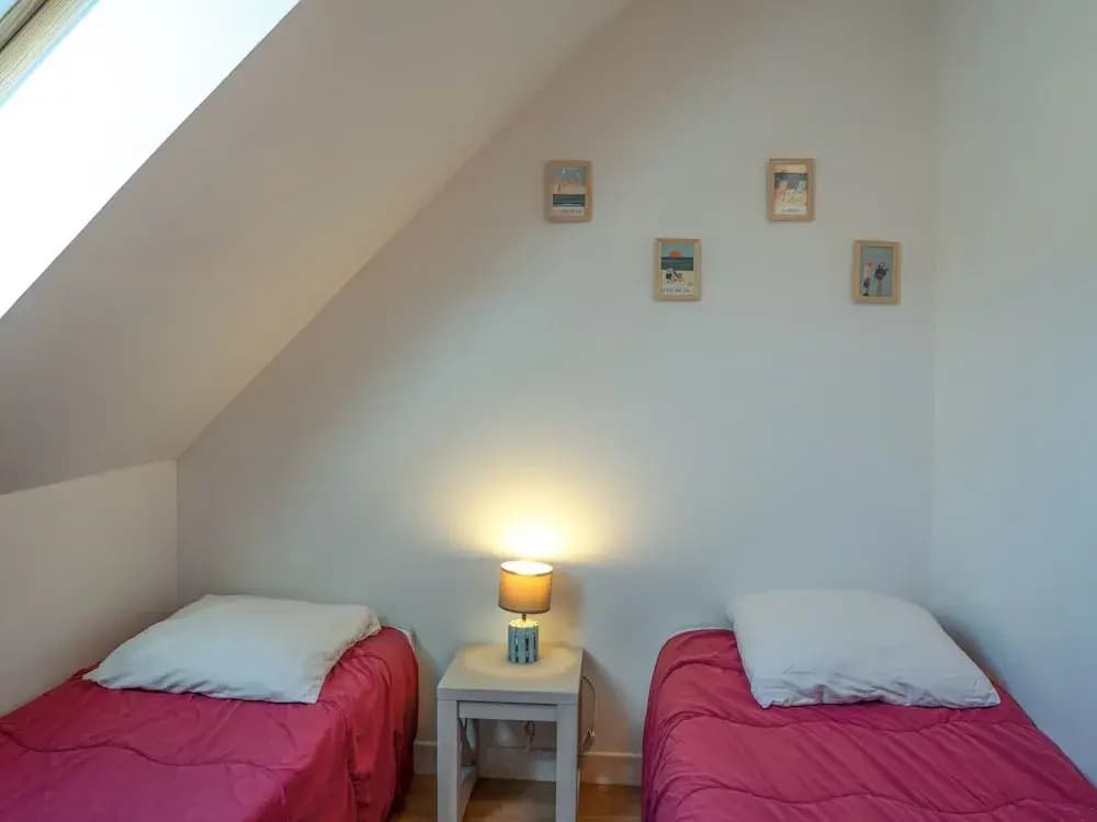 Peaceful Coastal Stay With Access to Pool - Miniature 3