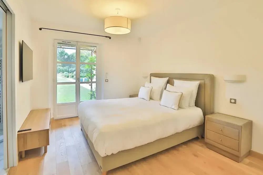 Magnificent Villa Overlooking the bay of Canebiers - Photo 2