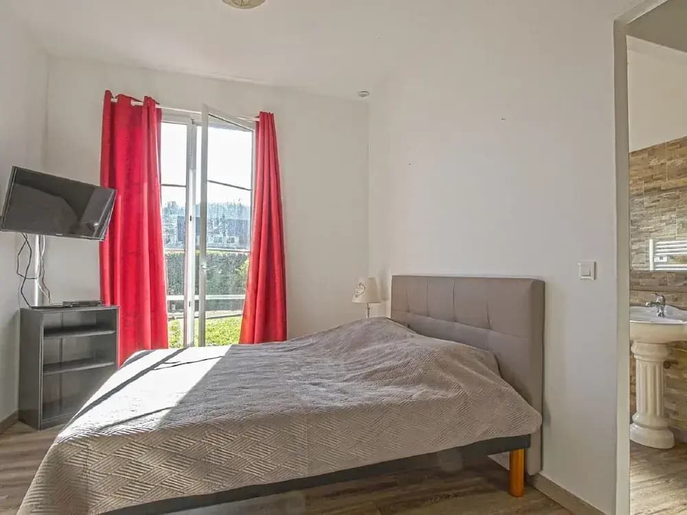 Spacious Holiday Home With Garden - Miniature 3