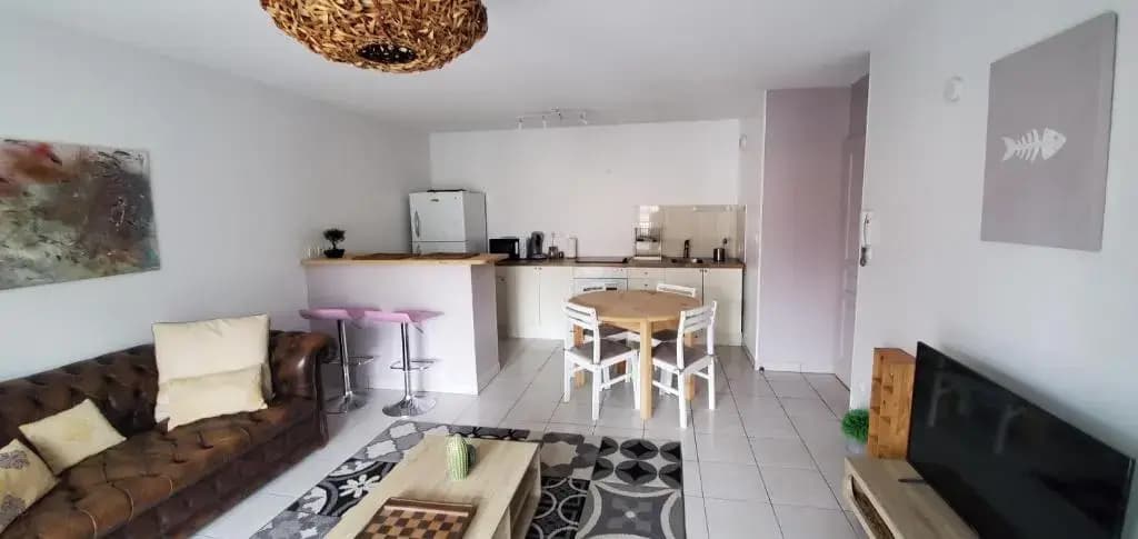 Appartement 2 chambres Balcon Parking privé Centre Village - Miniature 2