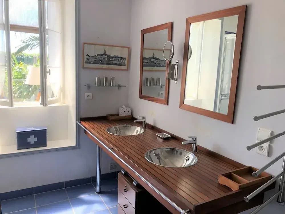 Charming Sea View Stay, 50m Close - Miniature 4
