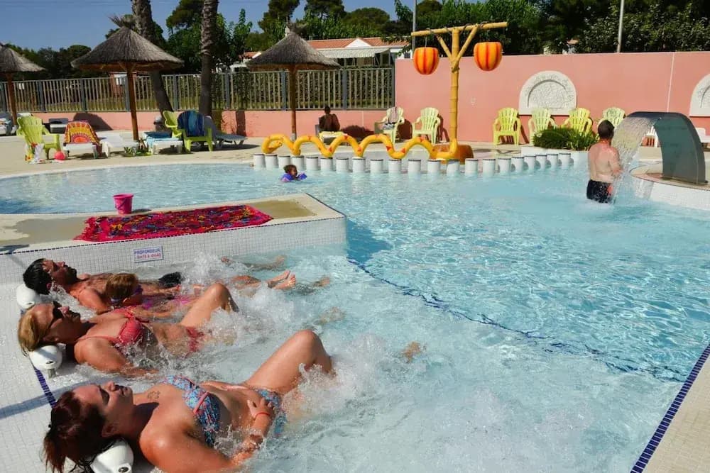 Mobile Home in Bessan With Communal Pool - Photo 3