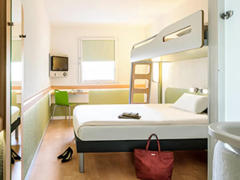 Ibis Budget Poitiers Nord Futuroscope - Photo 2