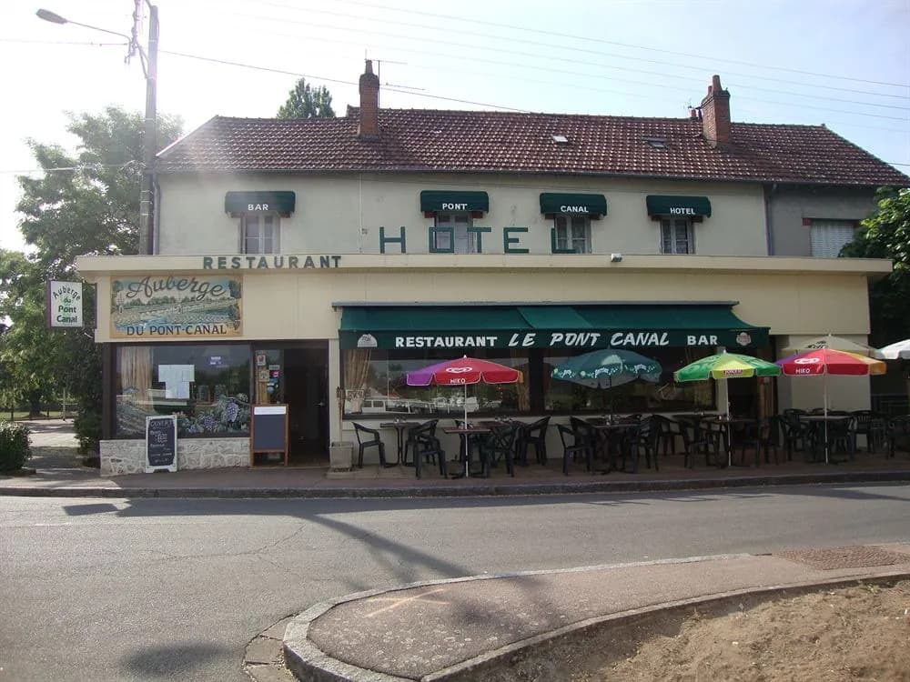Auberge Du Pont Canal - Photo 1