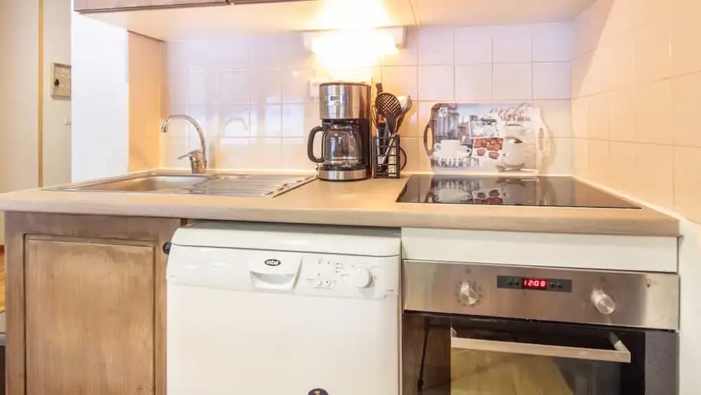 Stylish Alpine Stay for 6 Guests - Photo 4