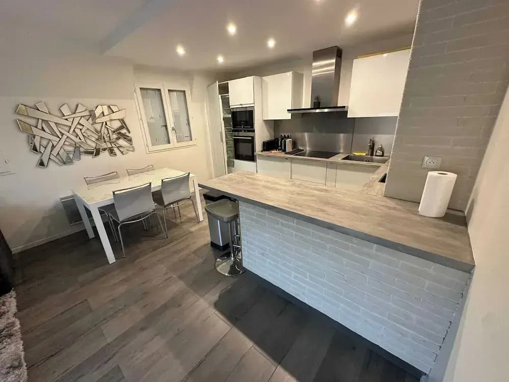 Renovated Apartment Sleeping 6 - Pool and Tennis - Miniature 6