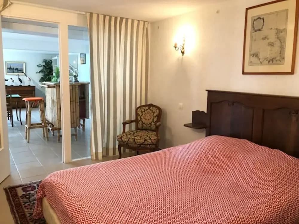 1-bedroom Apartment With View of Private Beach - Miniature 3