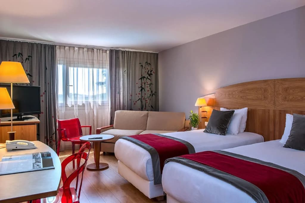 C Suites - Photo 3