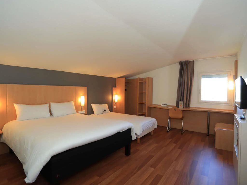 ibis Aurillac - Photo 1