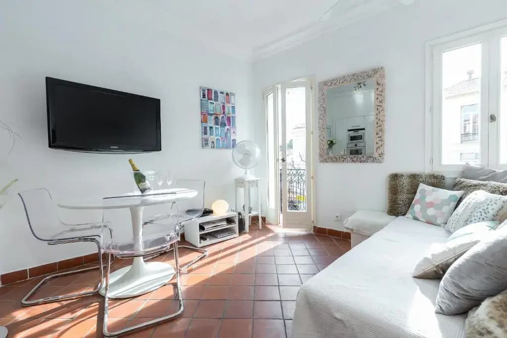 A Lovely Split Level Townhouse in the Heart of Cannes Next to the Marche Forville and the Palais - 1749 - Photo 2