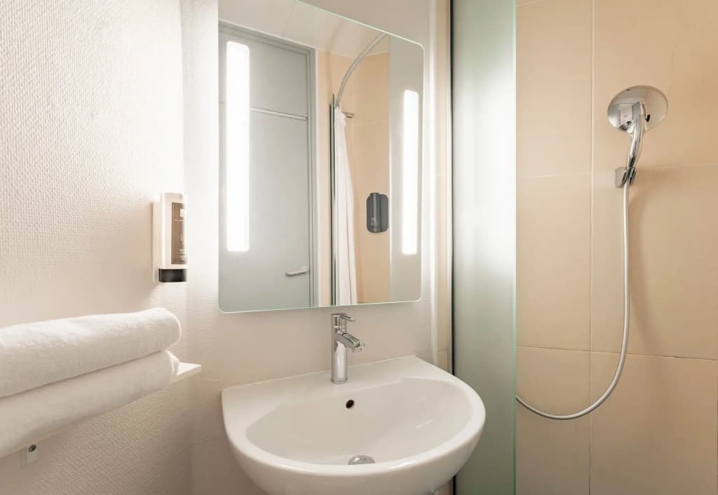 B&B HOTEL Calais Centre Saint-Pierre - Miniature 8