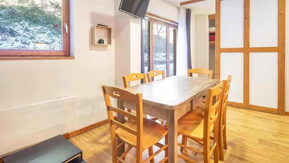 Stylish Alpine Stay for 6 Guests - Photo 5