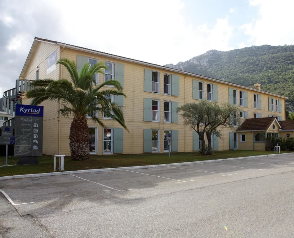 ibis Styles Aubagne Gemenos - Photo 1