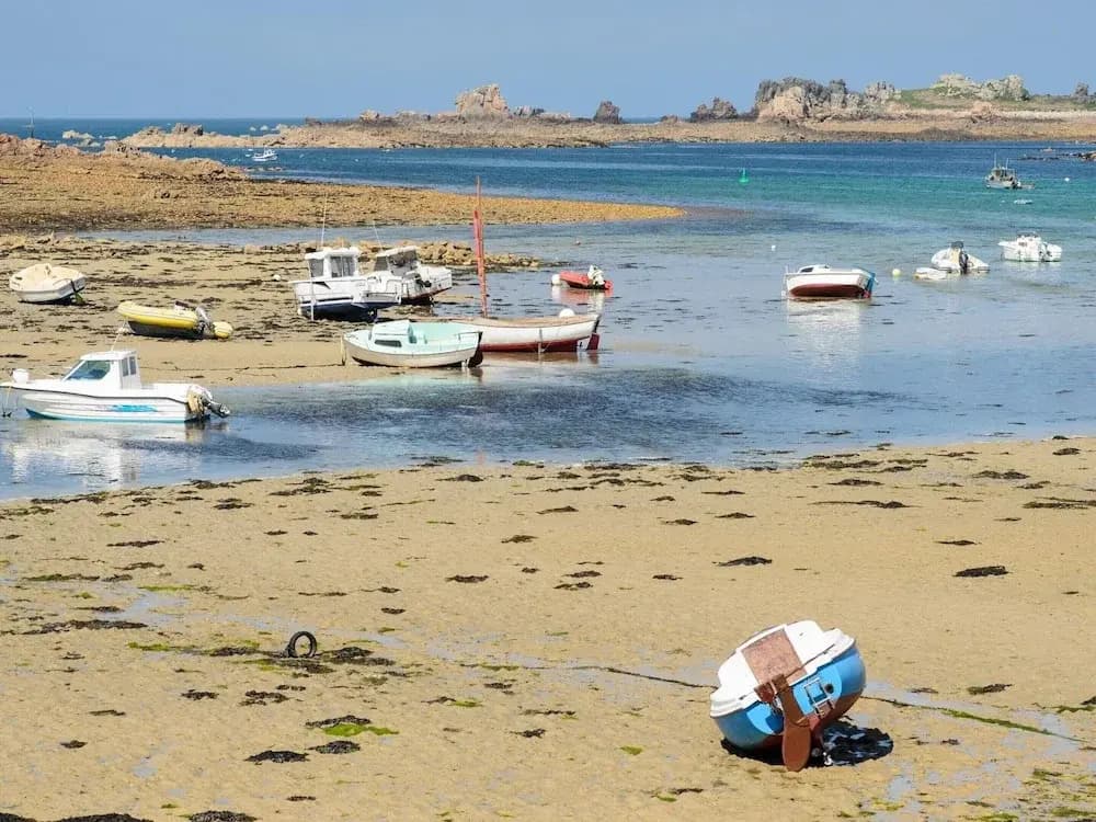 Holiday Home in Kerbors Near Cote de Granit Rose - Miniature 5