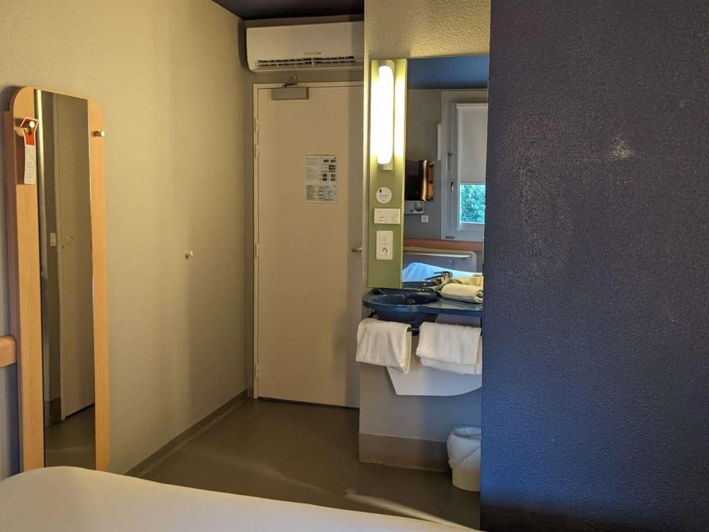 ibis budget Saint-Omer Centre - Photo 4