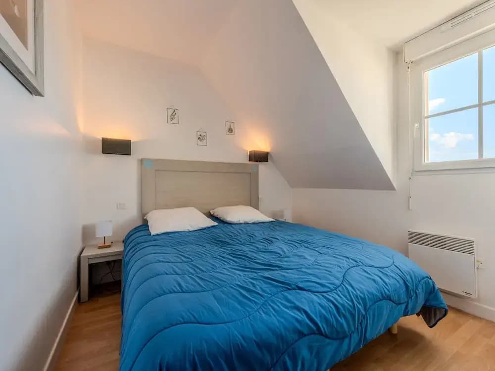 Peaceful Coastal Stay With Access to Pool - Miniature 8