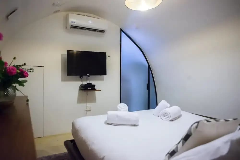 Jardin Priv Gorgeous 3 Bed House in Le Marais - Photo 2