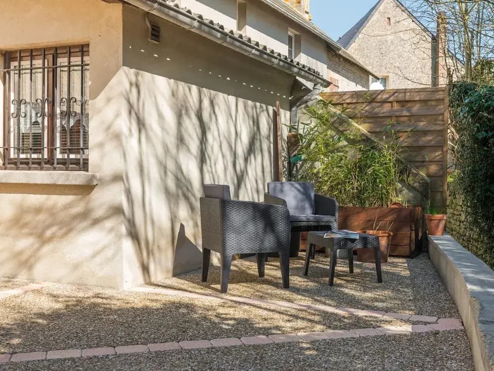 Simplistic Holiday Home in St-Laurent-sur-Mer with Terrace - Miniature 3